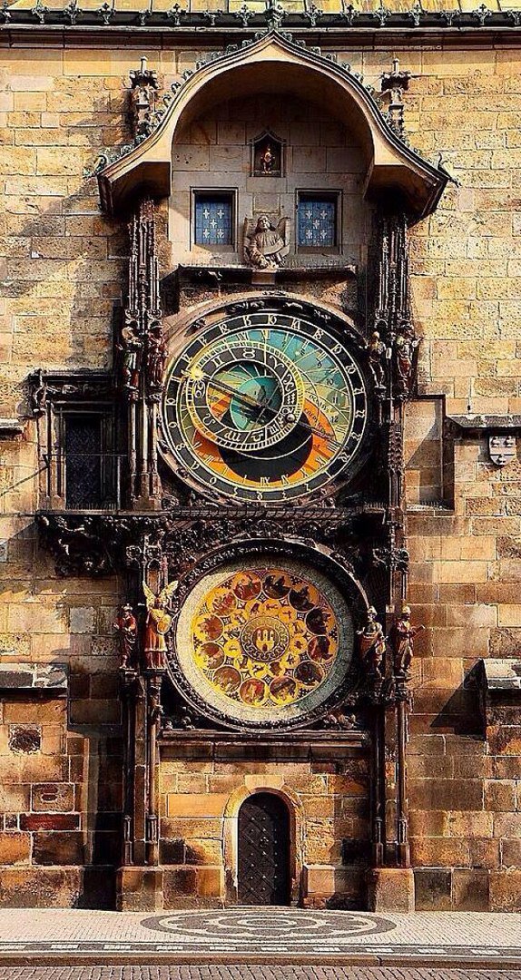 Потрясающая красота! 600-летние астрономические часы в Праге, Чехия.jpg