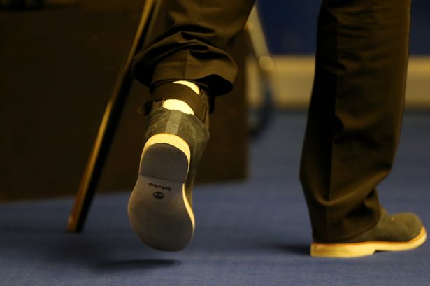 Ronnie-OSullivan-with-an-ankle-strap.jpg
