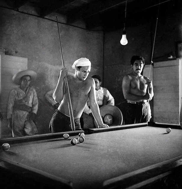 Марлон Брандо, расслабляющий и играть в бильярд на множестве Viva Zapata.jpg