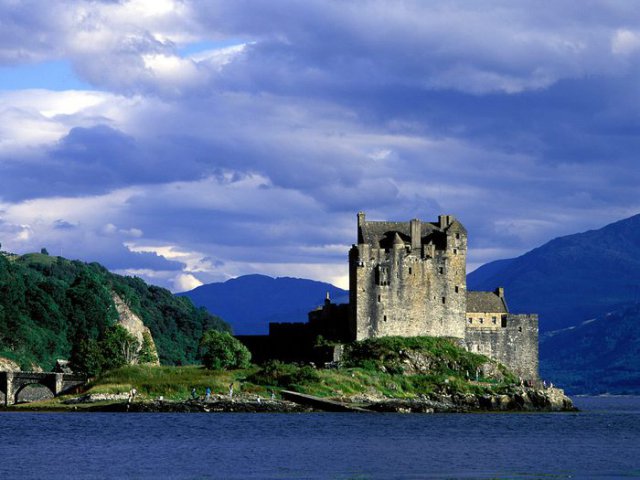 57680745_Eilean_Donan_Castle_Loch_Duich_Scotland_1.jpg